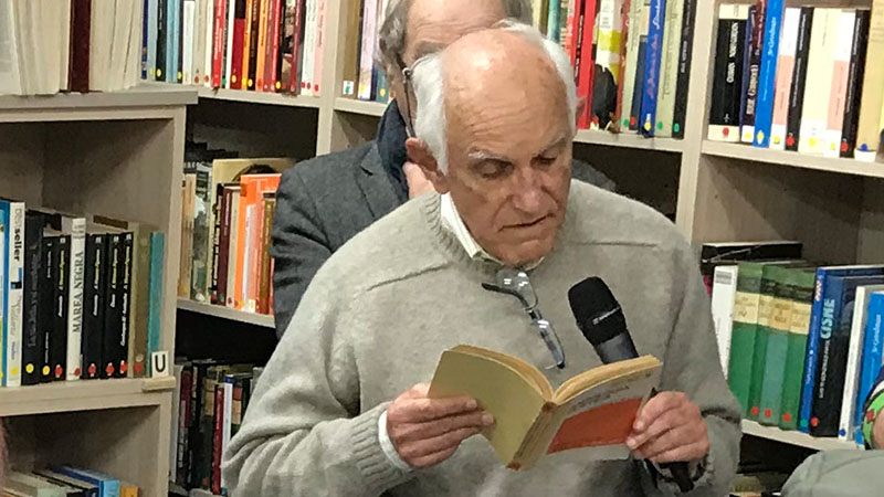 Hoy al frente de nuestra librería, el atleta Víctor Abascal