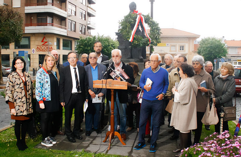 Ayuntamiento de Torrelavega y Sociedad Cántabra de Escritores recuperan la ofrenda floral ante la estatua de Cervantes