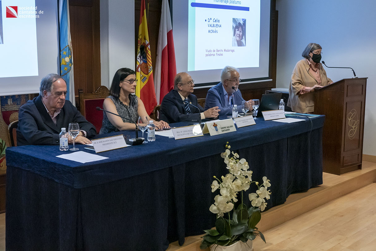 Más de un centenar de personas asistieron al homenaje póstumo a Benito Madariaga