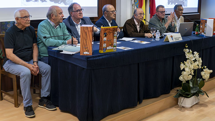 Emotiva y multitudinaria entrega del título de Escritor Vitalicio a la familia de Armando González
