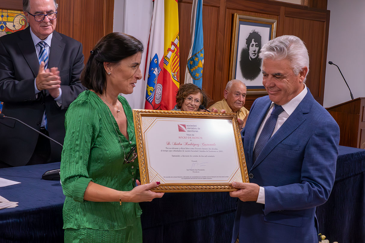 La Alcaldesa de Santander entregó el título de Socio de Honor a Isidro Rodríguez Castanedo