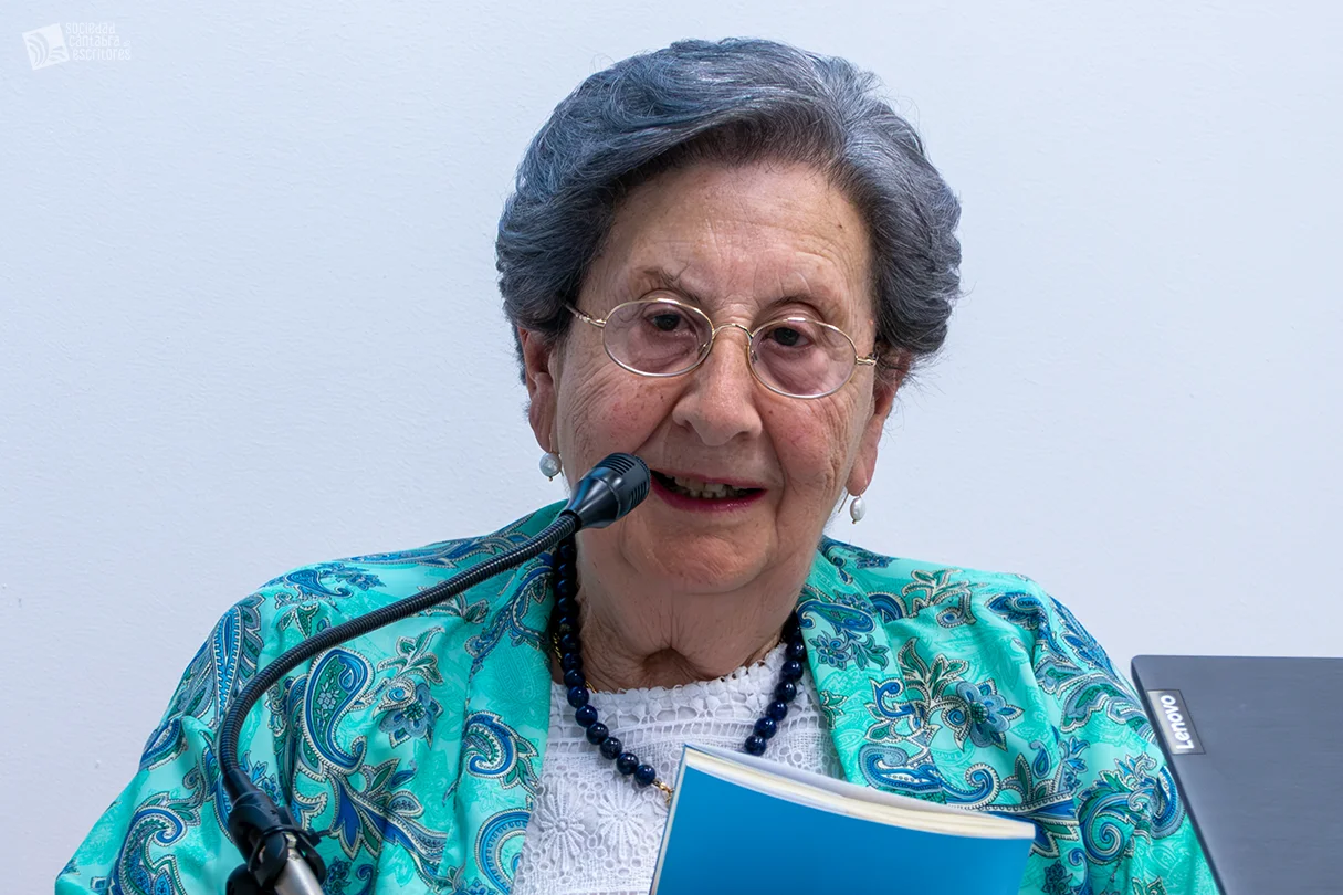 Emotiva y brillante entrega del título de «Escritora Vitalicia» a Aurori Miranda por su dedicación y entrega al arte y las letras