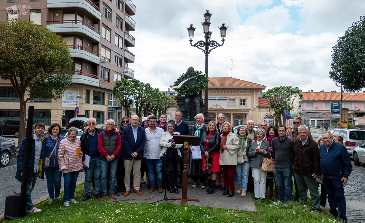 Celebración del Día del Libro en Torrelavega ante el monumento a Cervantes