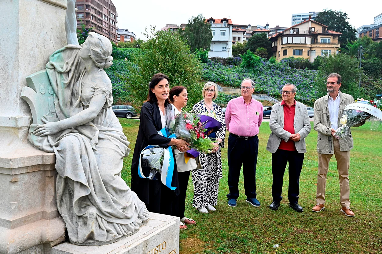Ofrenda floral organizada por la SCE ante el monumento a Augusto González de Linares
