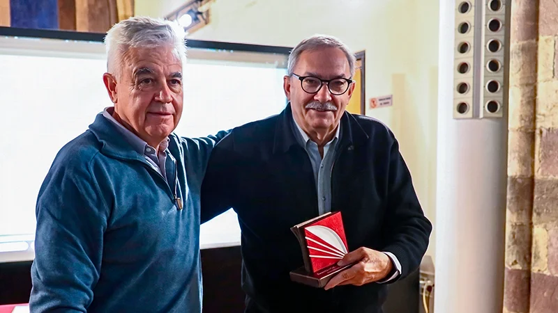 El encuentro de Potes: Entregado nuestro logo fundacional a Manuel Rico y Luis Romasanta
