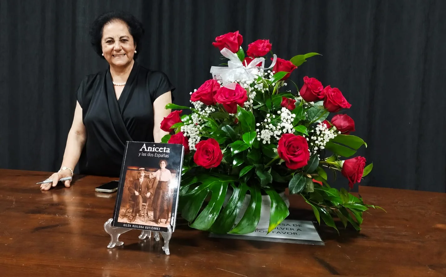 Gilda Ruiloba presenta «Aniceta y las dos Españas» en un encuentro literario lleno de emoción